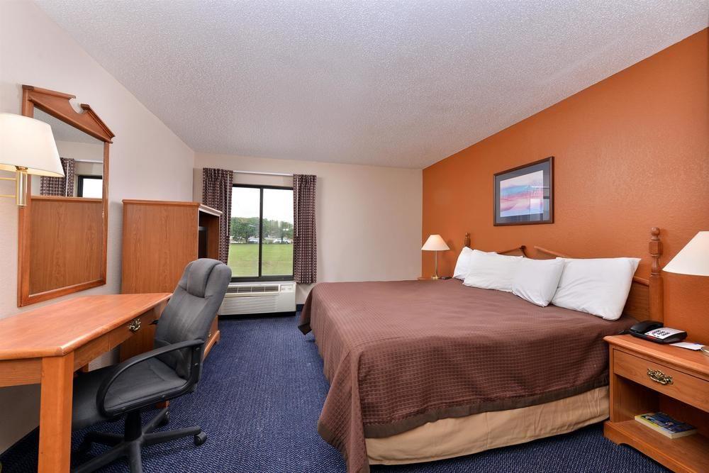 Red Roof Inn & Suites Austin East - Manor Exteriör bild