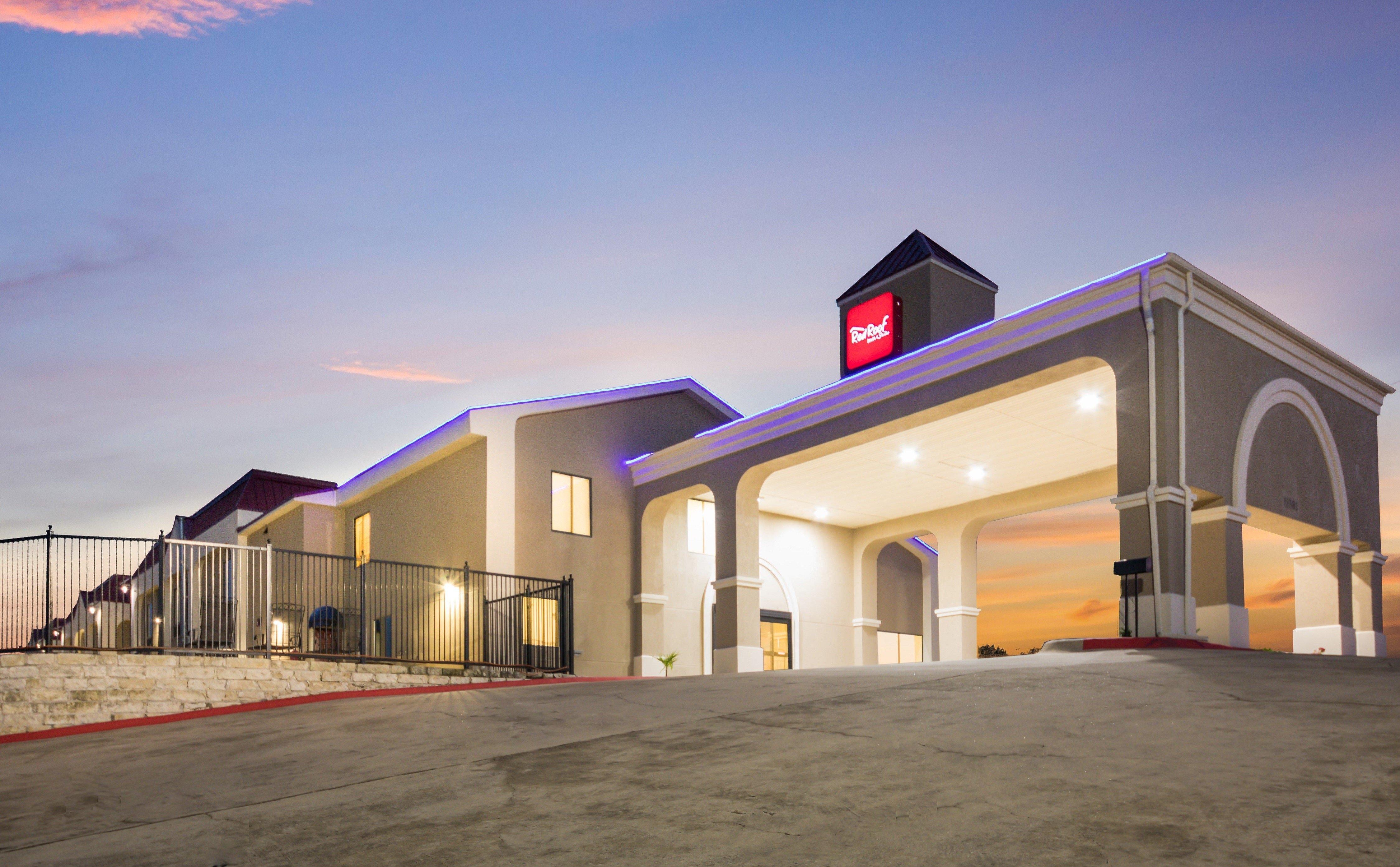 Red Roof Inn & Suites Austin East - Manor Exteriör bild