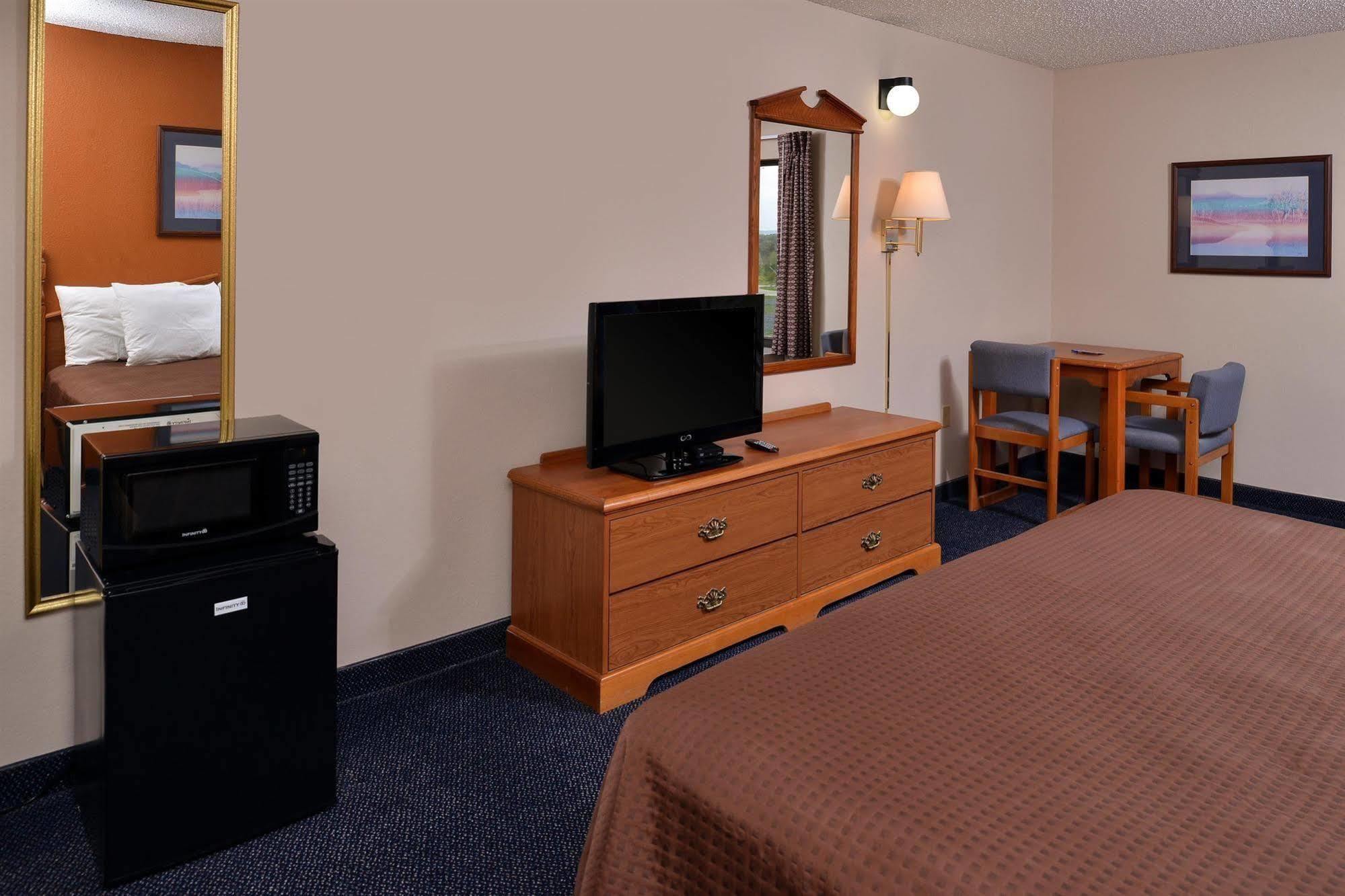 Red Roof Inn & Suites Austin East - Manor Exteriör bild